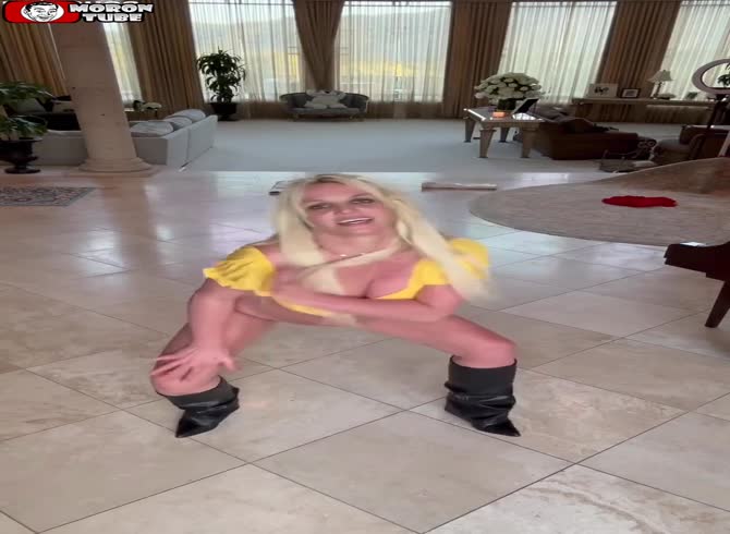 Video :From pop queen to stripper, is Britney Spears